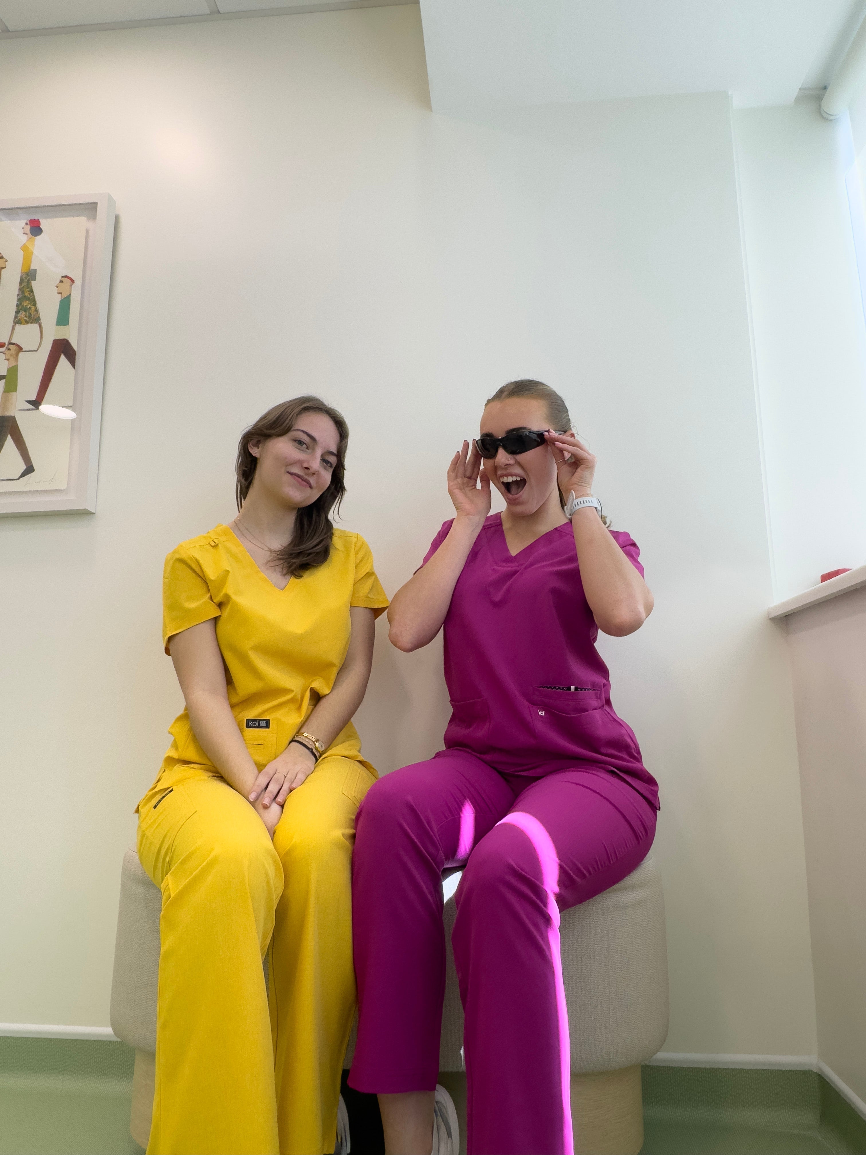 Ilumina tu jornada laboral: 5 beneficios de usar Uniformes Sanitarios de colores