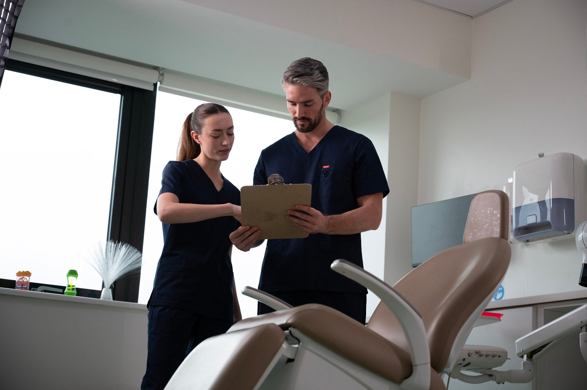 Performance am Behandlungsstuhl: Warum moderne Zahnarztbekleidung den Unterschied macht