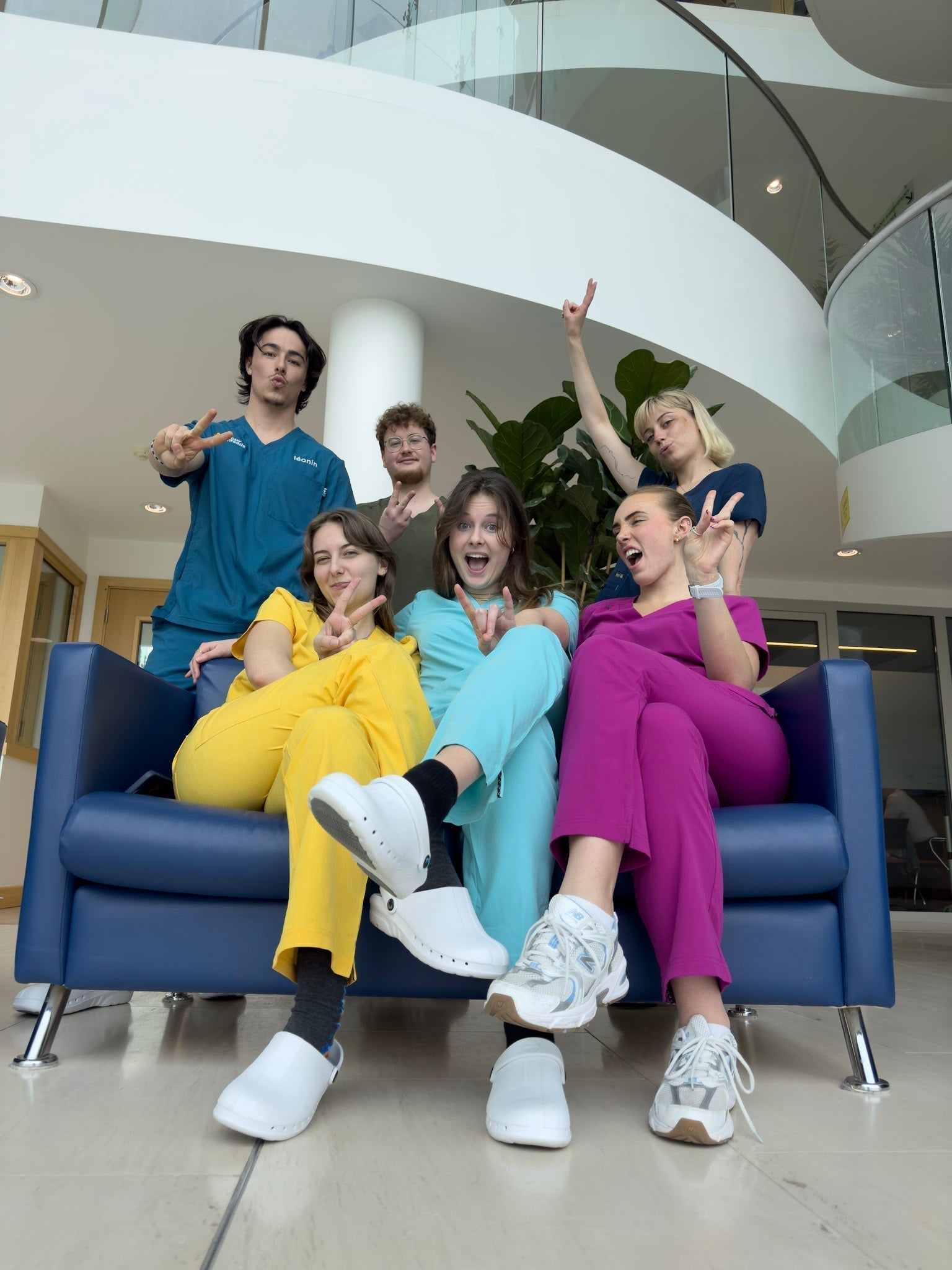 El poder del color en los uniformes sanitarios: cómo influye en pacientes y profesionales de la salud